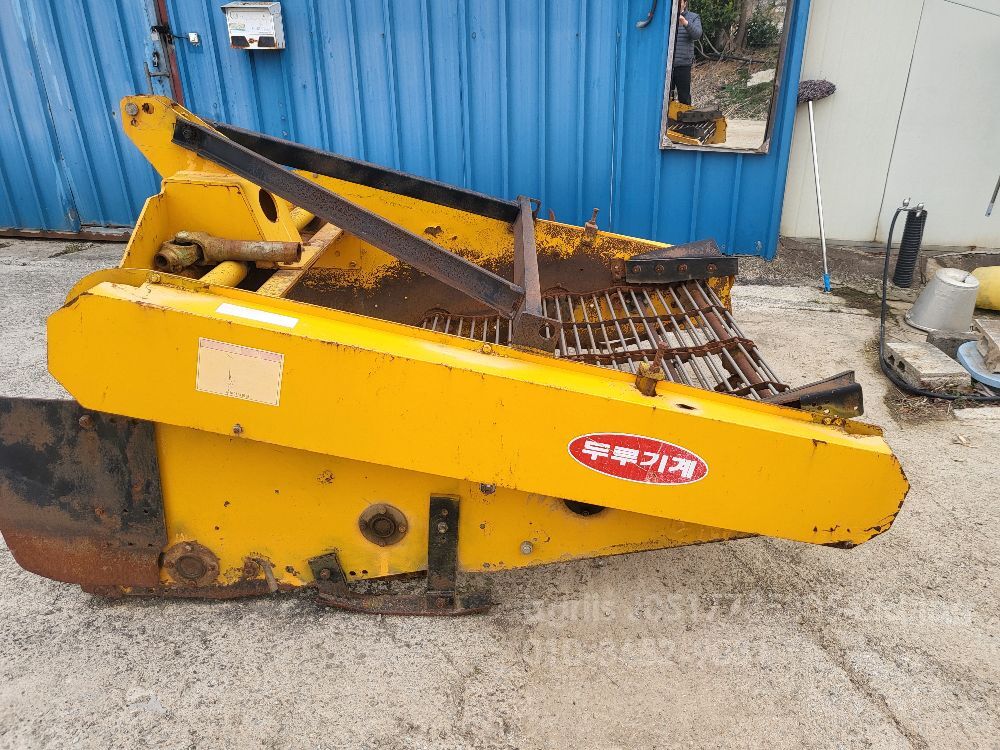  작물수확기 작물수확기  뒤우측면