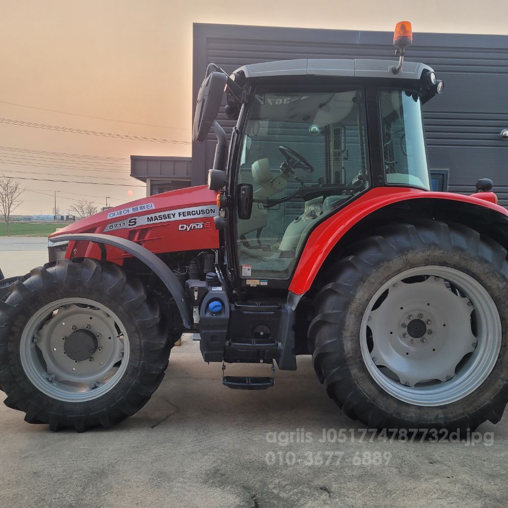 MF Tractor MF5711 (110hp) 뒤우측면