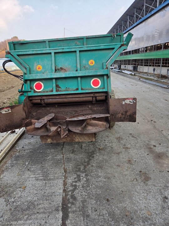 효성 퇴비살포기 퇴비살포기 앞좌측면