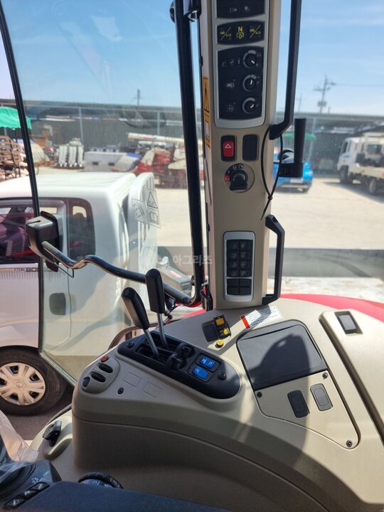  Tractor MF5711 (110hp) 앞좌측면