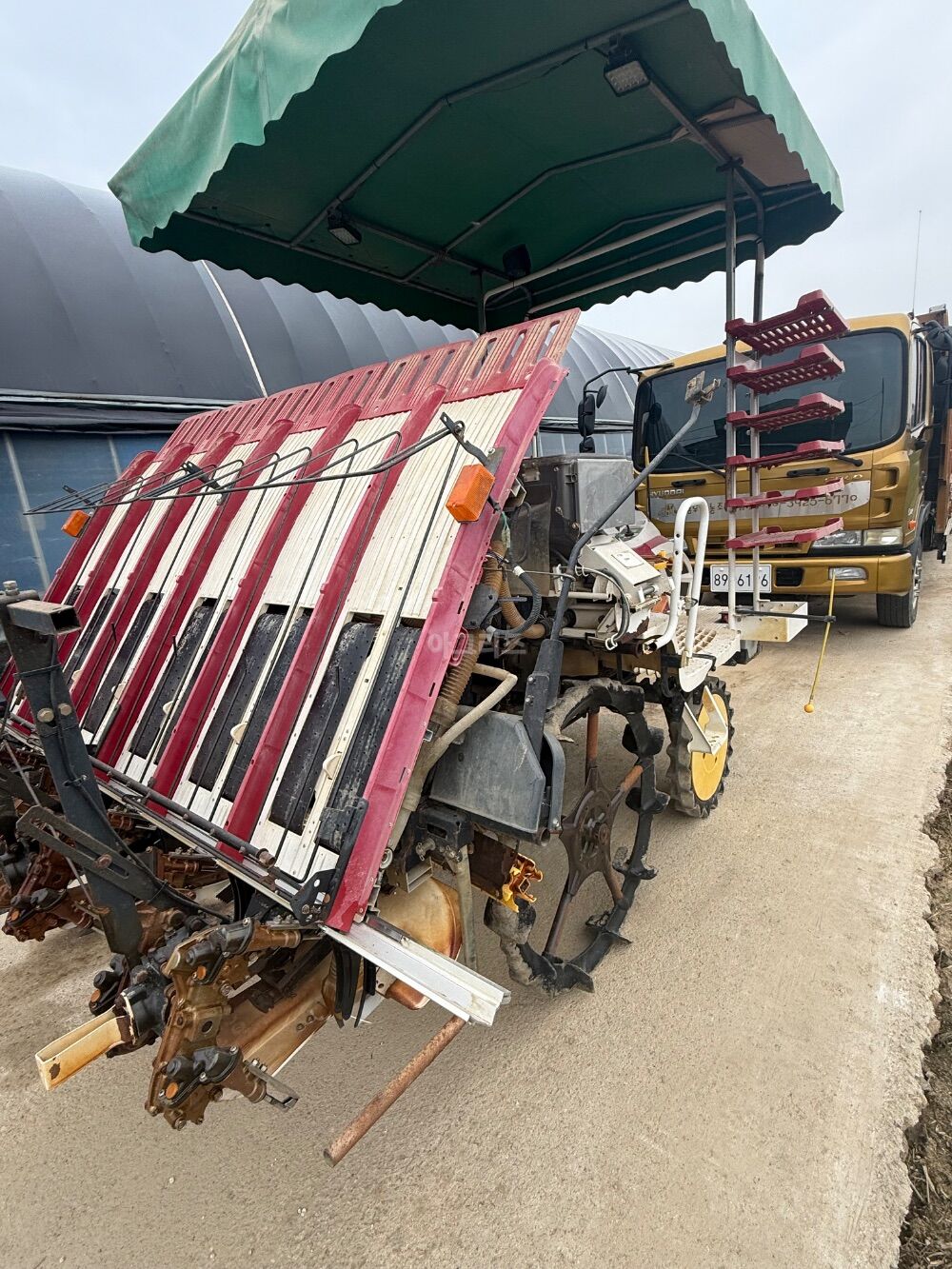 얀마 이앙기 YR6D (6조식) 뒤우측면