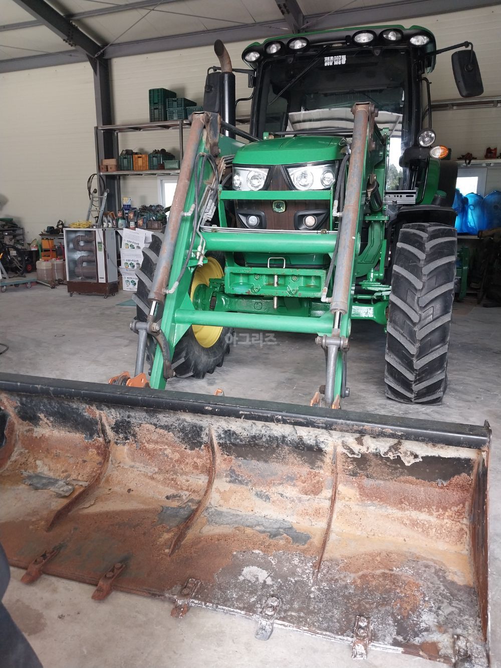 존디어 트랙터 6110R (110마력) 뒤우측면