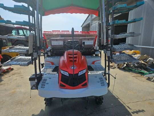 구보다 이앙기 KNW6SF-GS (6조식) 앞좌측면