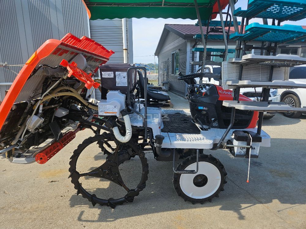 구보다 이앙기 KNW6SF-GS (6조식) 뒤우측면