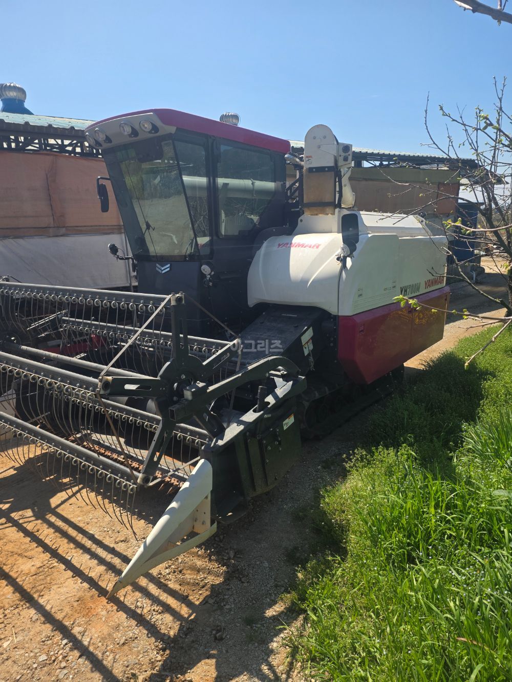 얀마 콤바인 YH700M (보통형) 뒤우측면