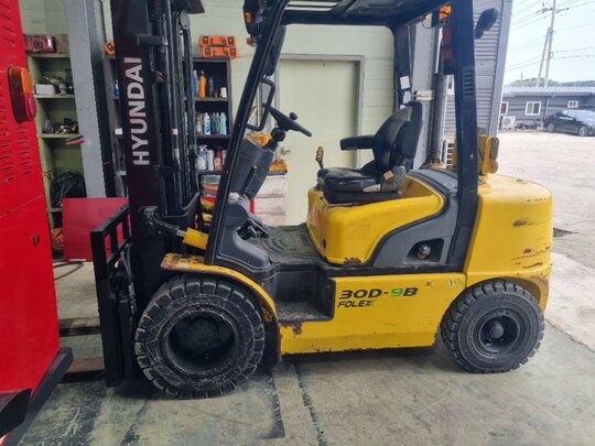 Hyundai Forklift 30D-9B (3톤) 앞좌측면