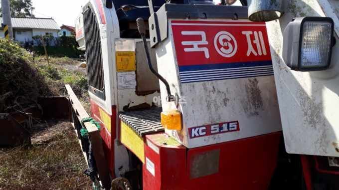 국제 콤바인 KC515 (4조식) 뒤우측면