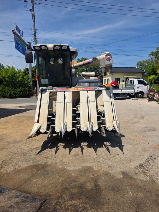 TYM Combine Harvester HJ6120G (6Rows) 앞좌측면
