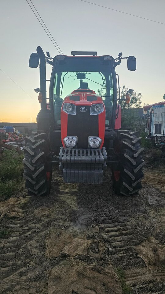 Kubota Tractor M6-108 (116hp) 앞좌측면