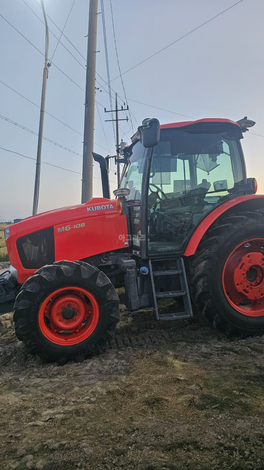 Kubota Tractor M6-108 (116hp) 뒤우측면