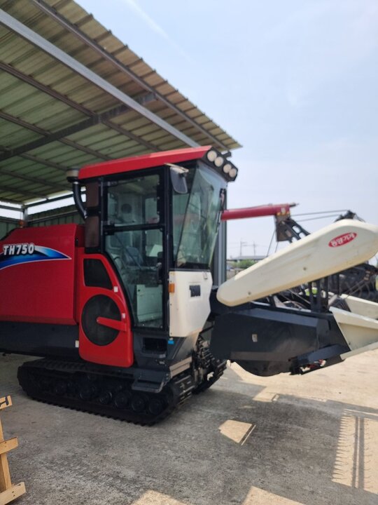 TYM Combine Harvester TH750 (보통형) 앞좌측면