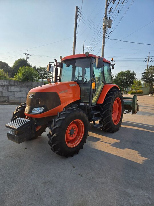 구보다 트랙터 M110X (110마력) 앞좌측면