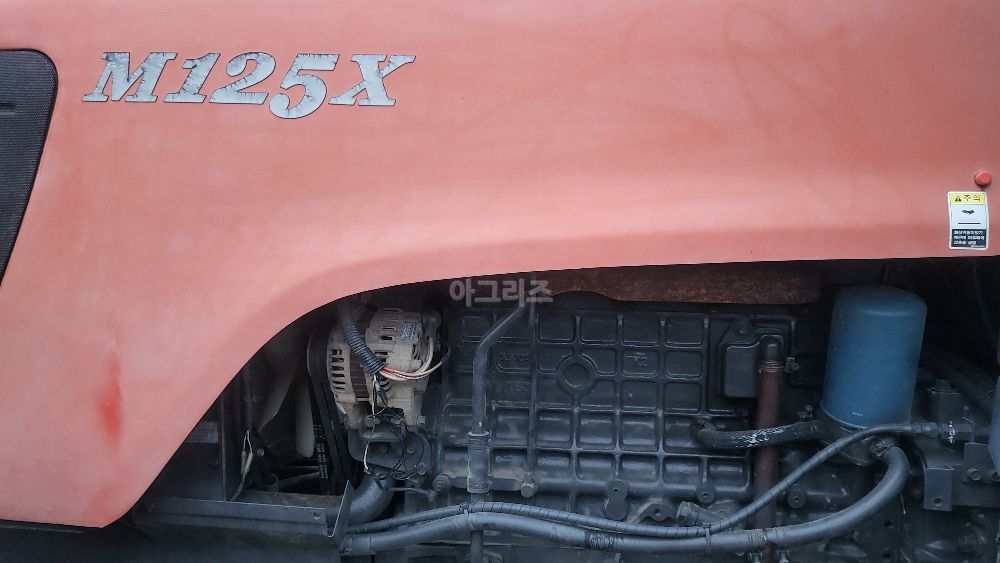Kubota M125X엔진 구합니다 M125X엔진 구합니다  뒤우측면
