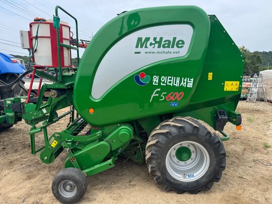 원인터내셔널 멕헤일 원형베일러 F5600 앞좌측면