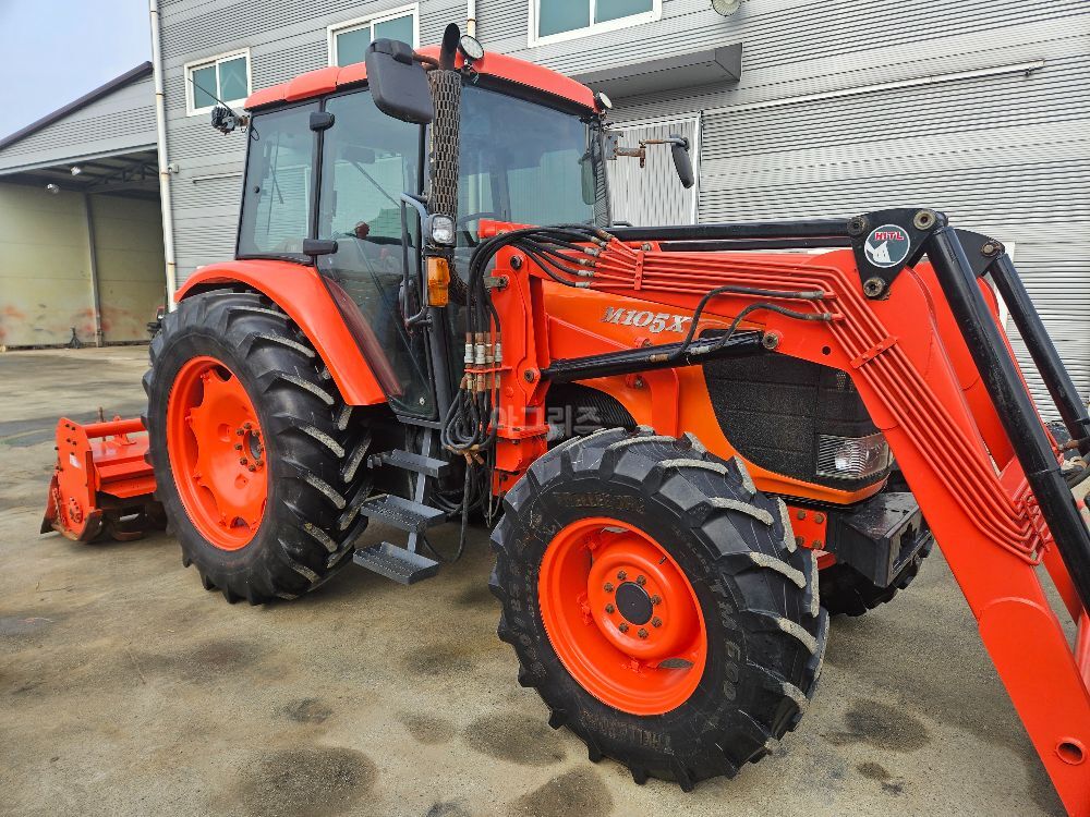 구보다 트랙터 M105X (105마력) 뒤우측면