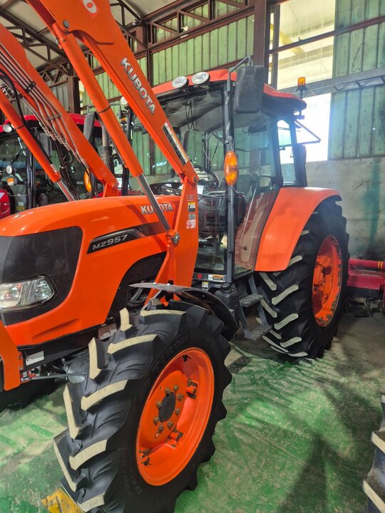 Kubota Tractor MZ957 (100hp) 앞좌측면