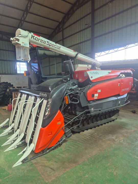 구보다 콤바인 ZR7130 (7조식) 앞좌측면