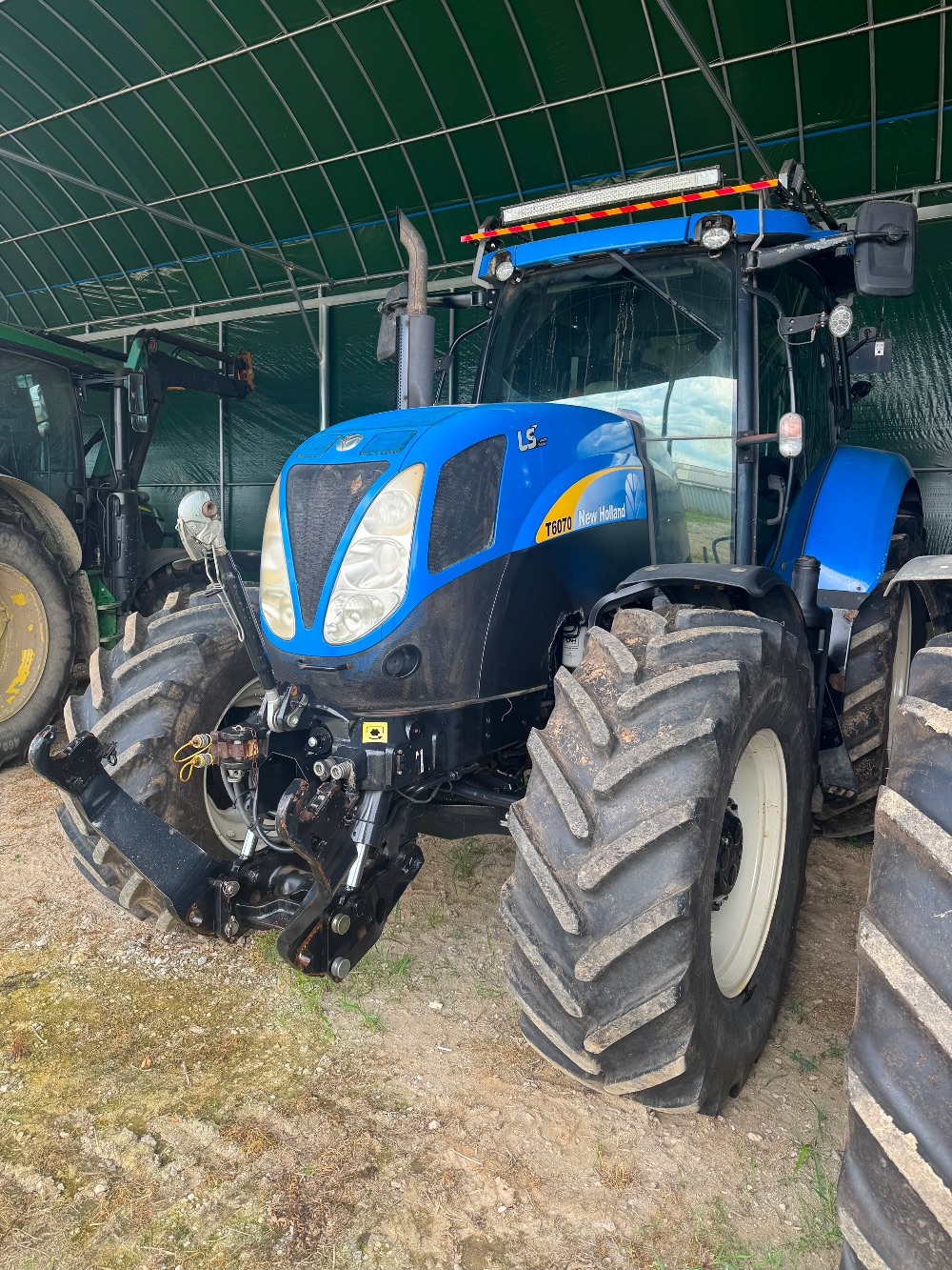 뉴홀랜드 트랙터 T6070 (135마력) 뒤우측면