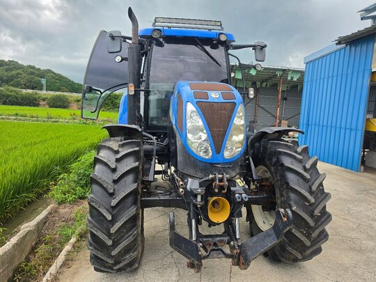 뉴홀랜드 트랙터 T6070 (135마력) 앞좌측면