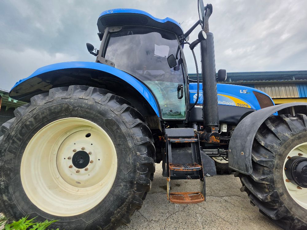 뉴홀랜드 트랙터 T6070 (135마력) 뒤우측면