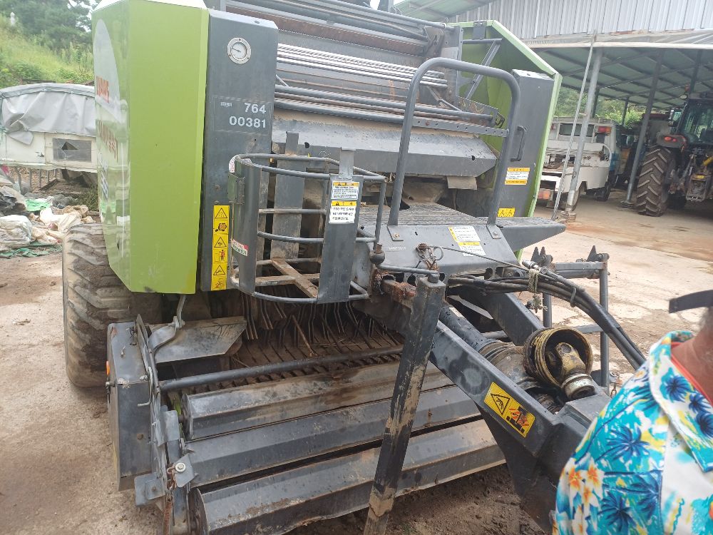 Shibaura Round Baler ROLLANT-355RC  뒤우측면