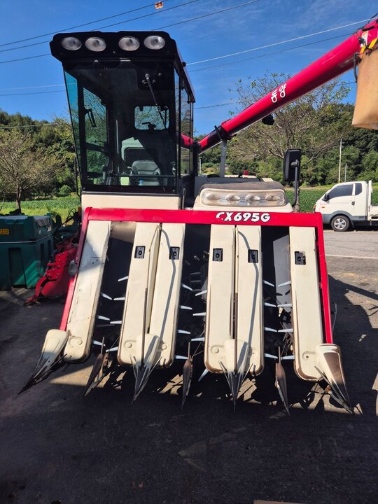 TYM Combine Harvester CX695G (6Rows) 앞좌측면