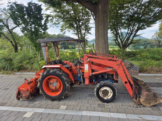 대동 트랙터 L2601-4WD (26마력) 앞좌측면