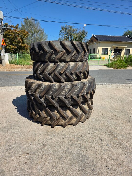 트랙터타이어 트랙터타이어 앞:380/85R28,뒤:460/85R38 앞좌측면