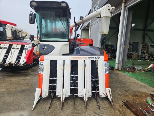 Daedong Combine Harvester DXM110 (6Rows) 앞좌측면