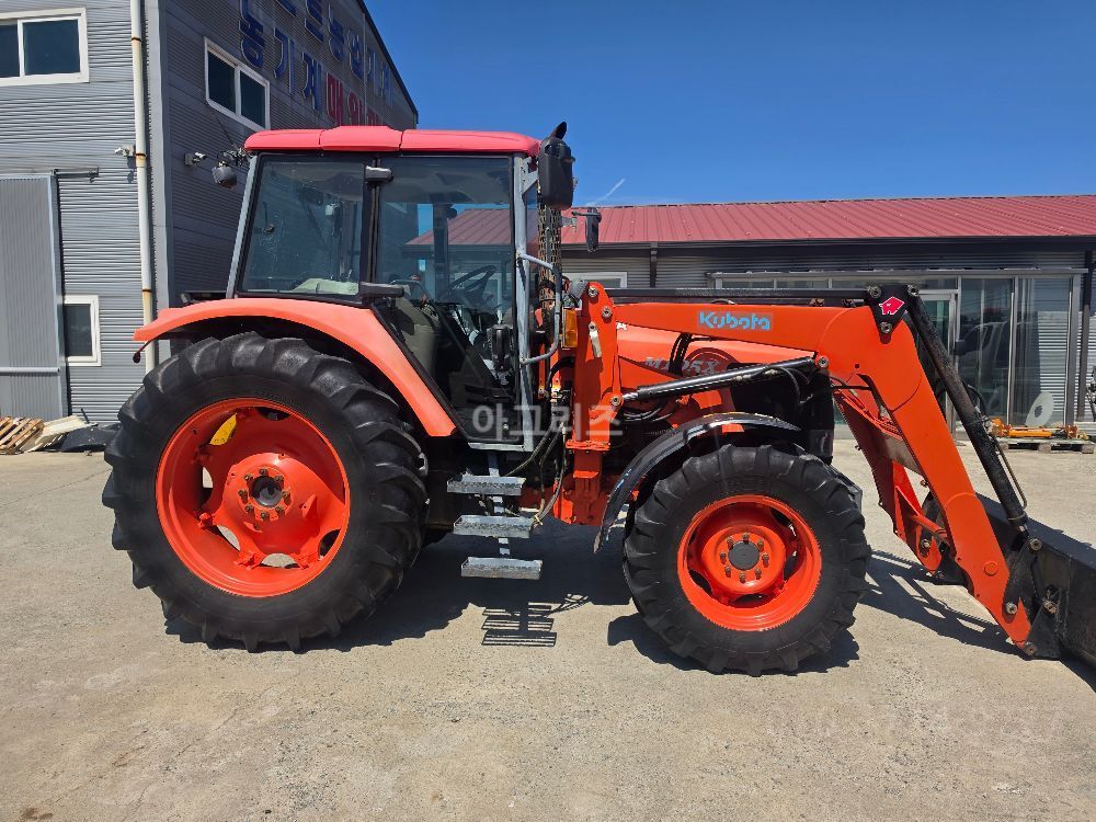 구보다 트랙터 M105X (105마력) 뒤우측면