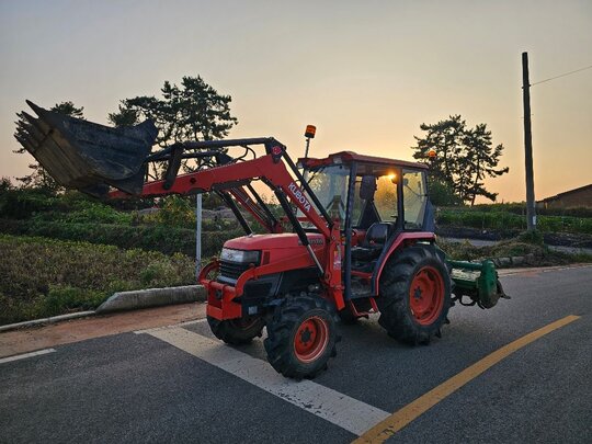 Kubota Tractor L44SU (42hp) 앞좌측면