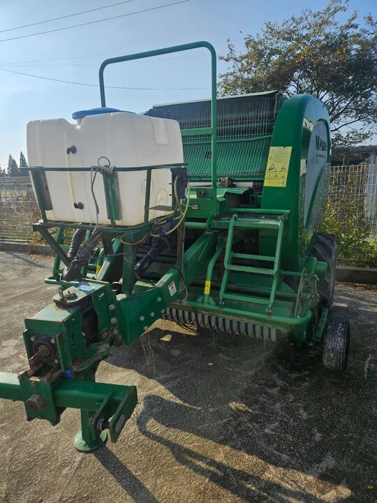 멕헤일 원형베일러 F5600 앞좌측면