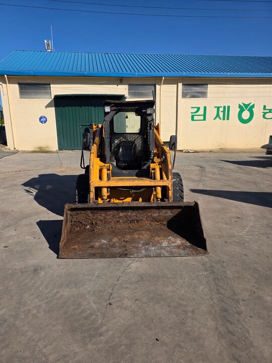 현대중공업 스키드로더 HSL850-7 앞좌측면