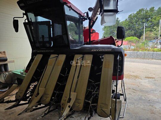 Daedong Combine Harvester DH6135 (6Rows) 앞좌측면