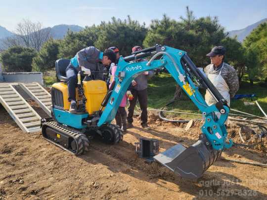 구보다 굴삭기 U-008 앞좌측면