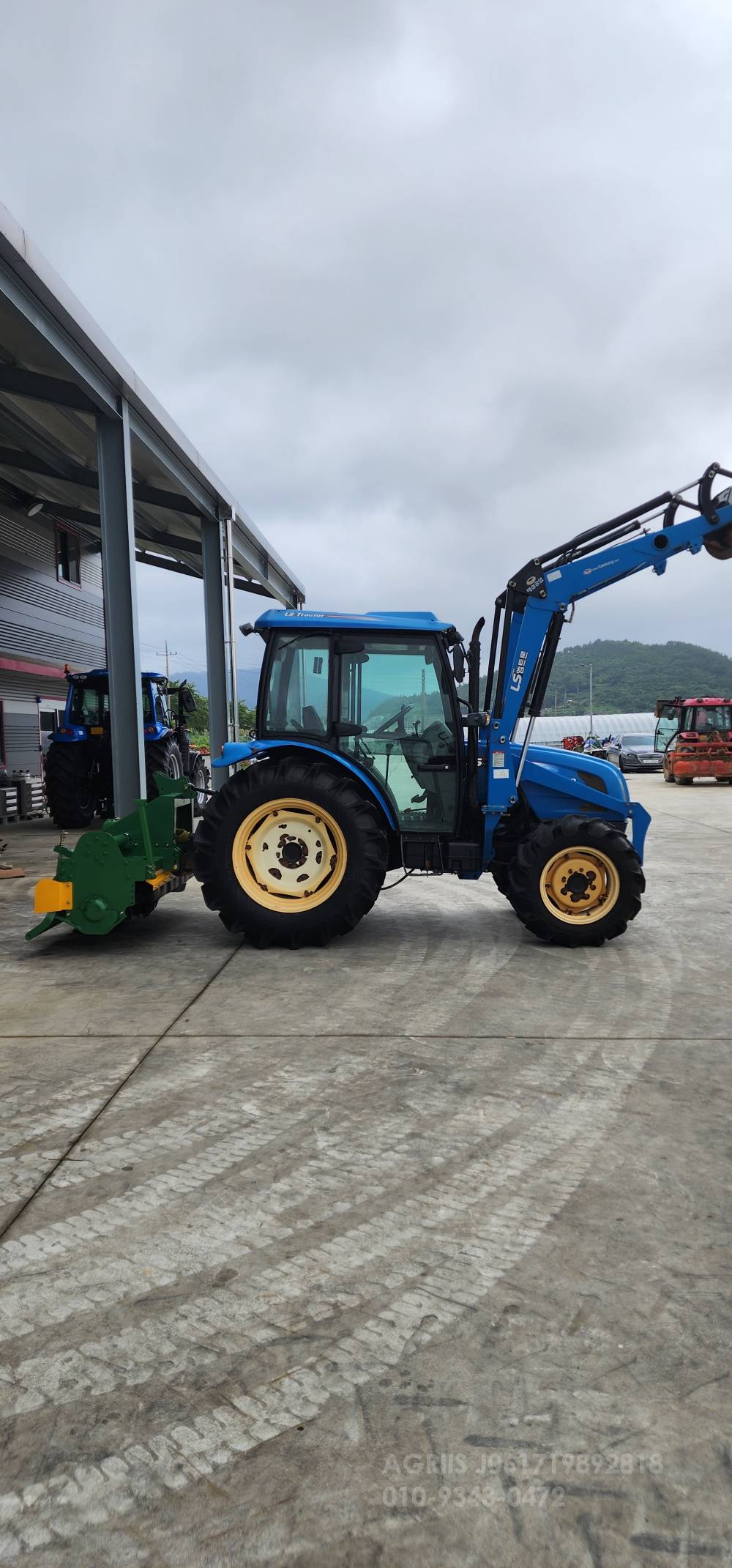 LS Tractor U6020 (55hp) 측면