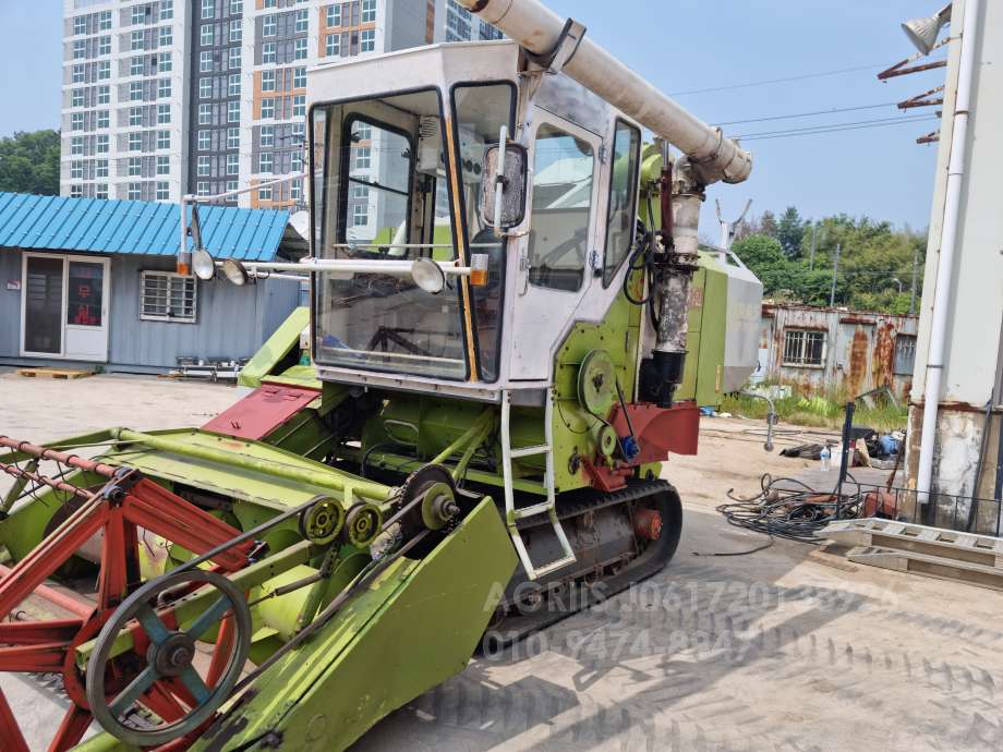 Shibaura Combine Harvester CT-2100A (보통형) 엔진내부