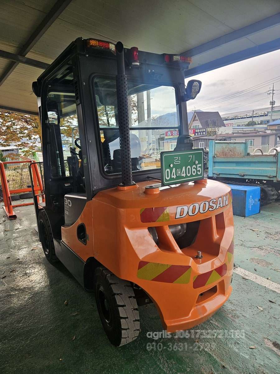 Doosan Forklift D30 앞뒤 캐빈  앞좌측면