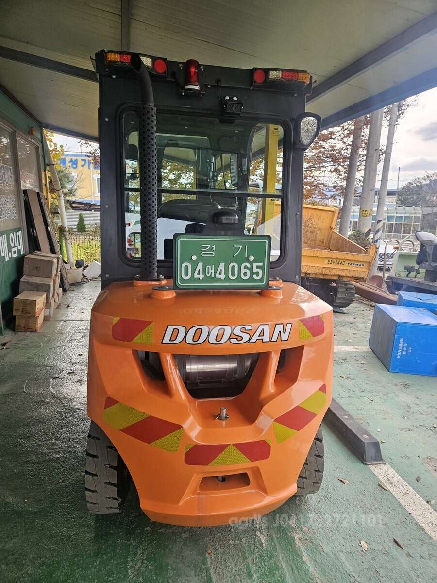 Doosan Forklift D30 앞뒤 캐빈  뒤우측면