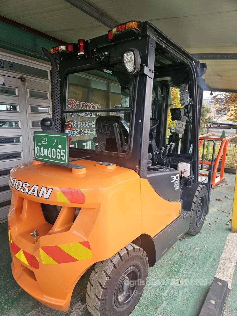 Doosan Forklift D30 앞뒤 캐빈  측면