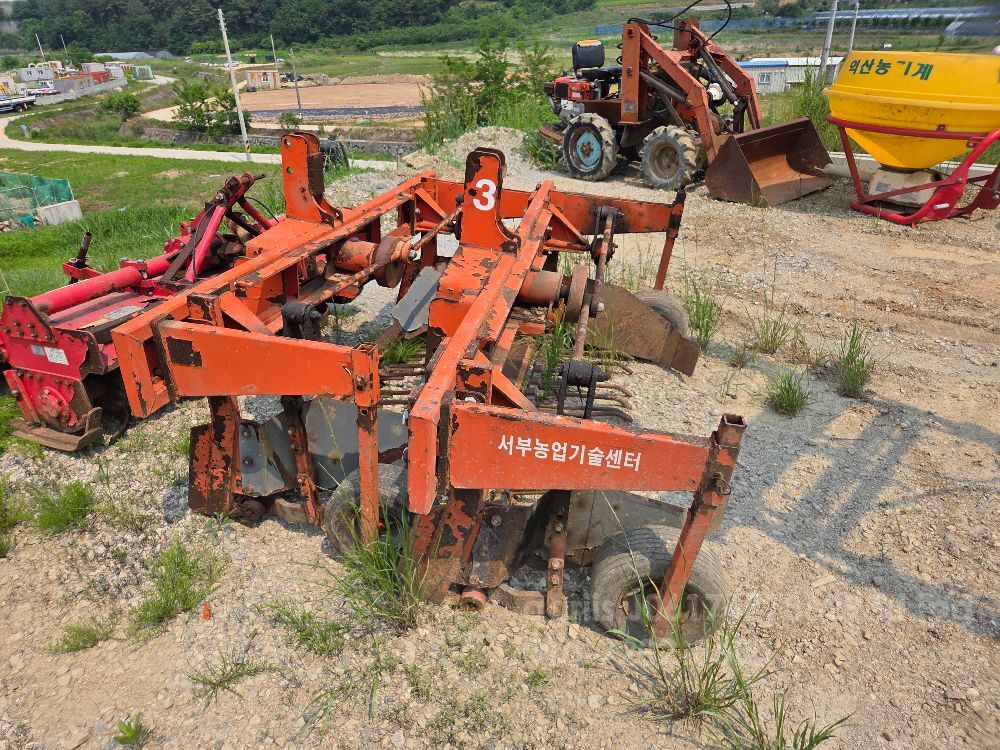  마늘 양파 수확기 마늘 양파 수확기  뒤우측면