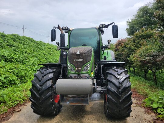  Tractor 724 (240hp) 앞좌측면