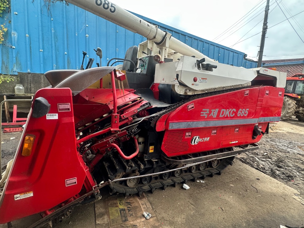 국제 콤바인 DKC685 (4조식) 앞좌측면