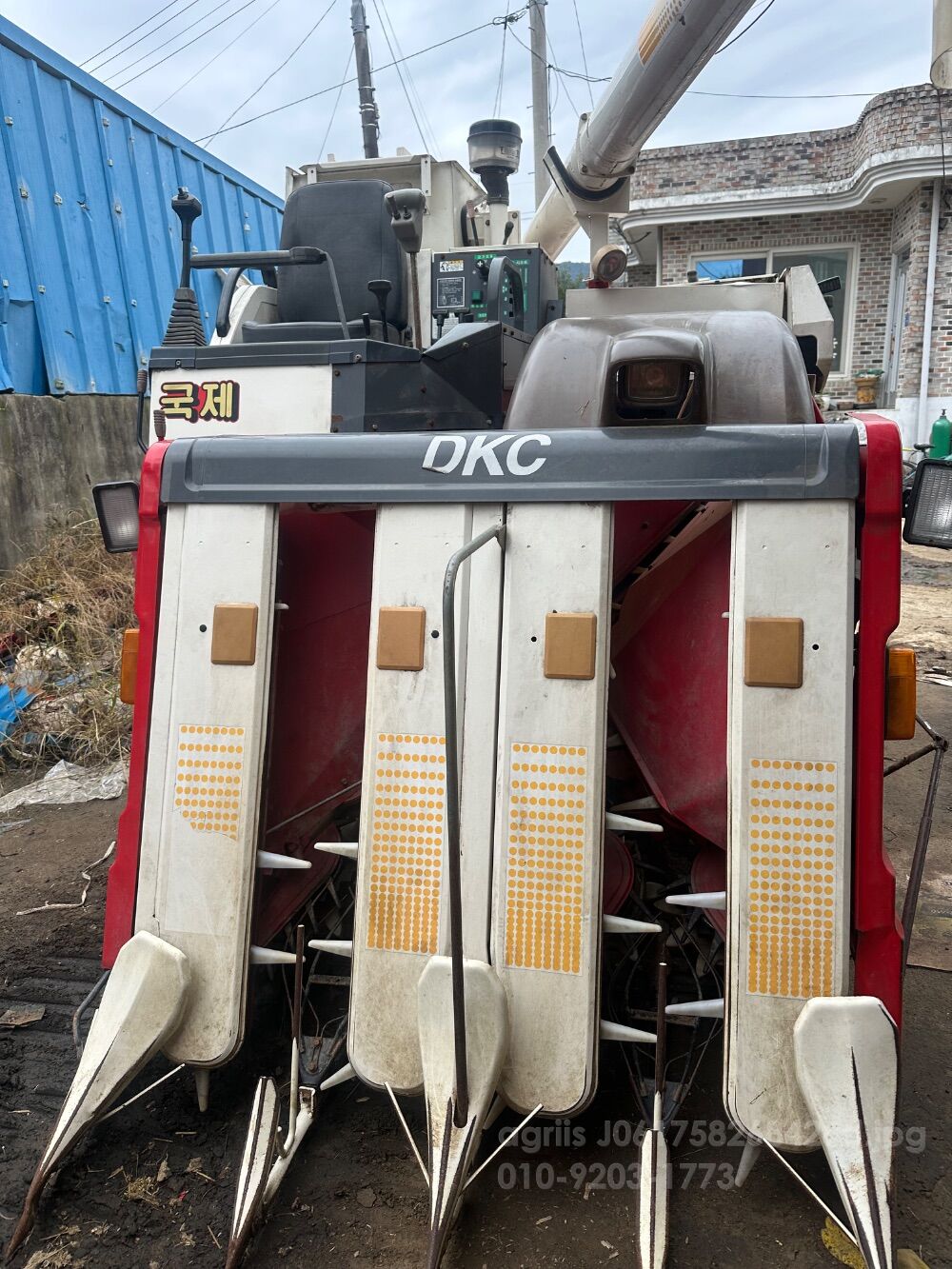 국제 콤바인 DKC685 (4조식) 뒤우측면