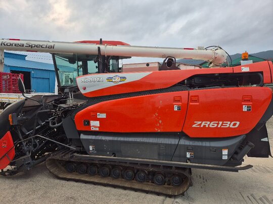 구보다 콤바인 ZR6130 (6조식) 앞좌측면