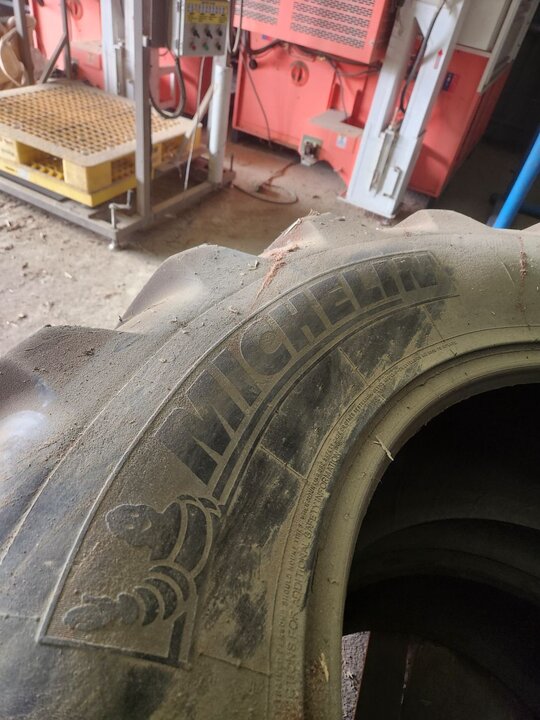  타이어 타이어  앞좌측면