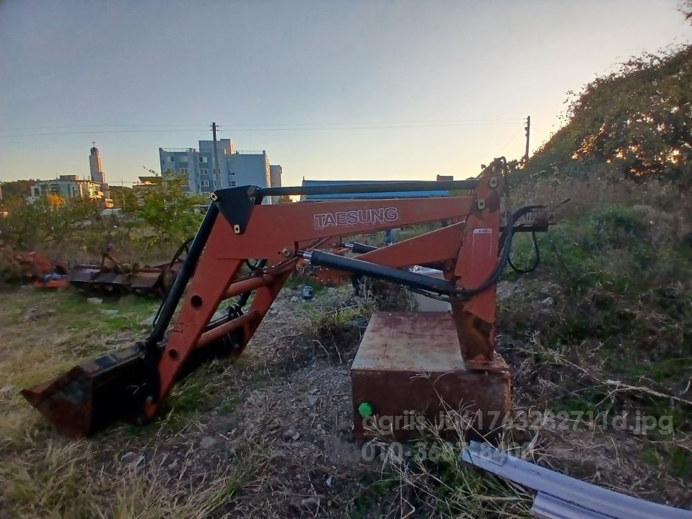  Loader 톼성 피아트 80-66  뒤우측면