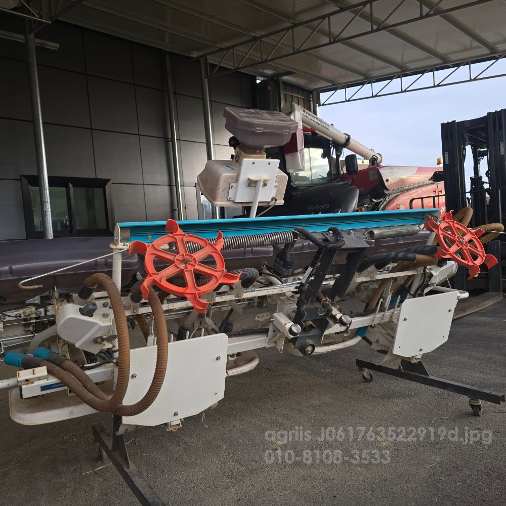 구보다 이앙기 (8조식) 뒤우측면