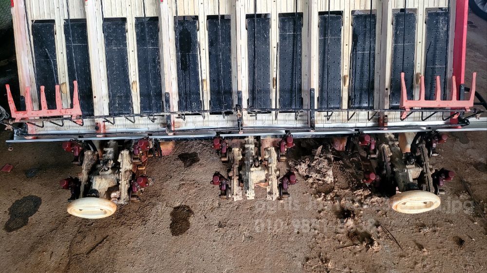 국제 이앙기 RGO-6 (6조식) 뒤우측면