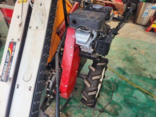 진영테크  콩수확기 M1G5 앞좌측면